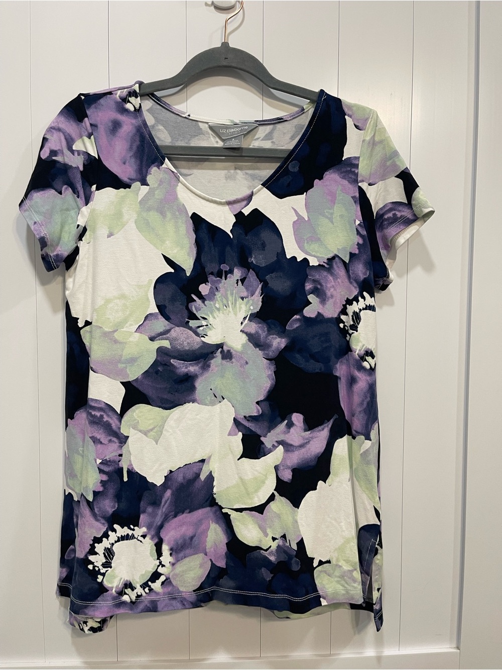 Liz Claiborne Navy Floral V-Neck Short Sleeve Top small business casual